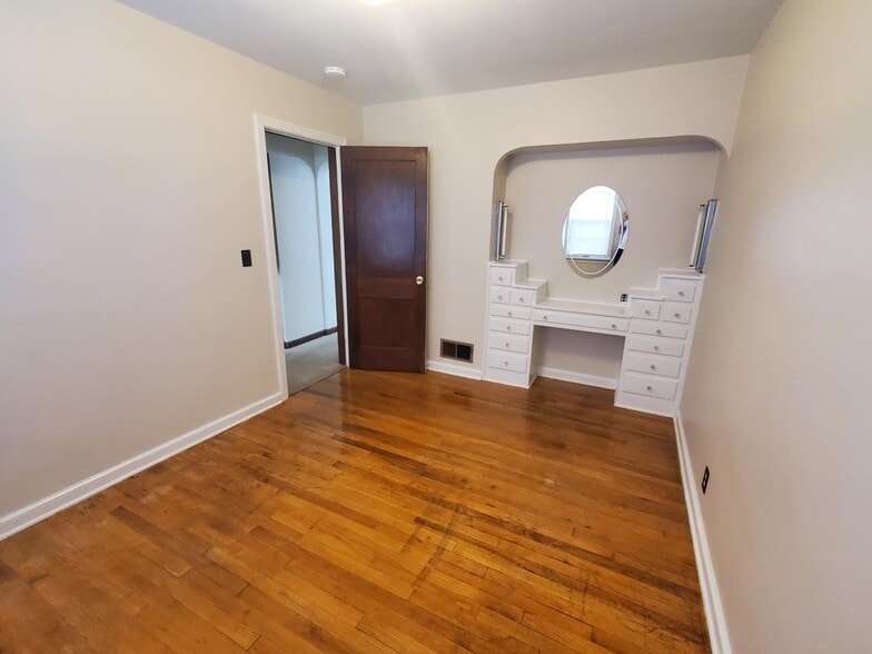 Bed 1 - 825 S Walnut St