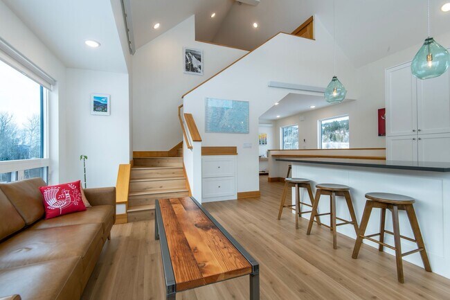 Building Photo - Seasonal Rental 11/1/25 - 5/30/26 Modern F...