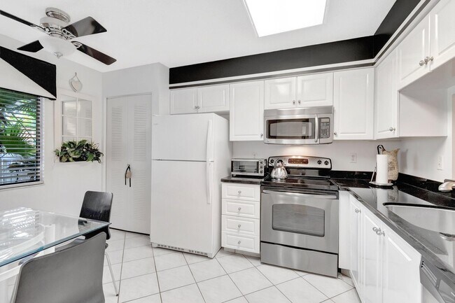 Building Photo - 7280 Amberly Ln