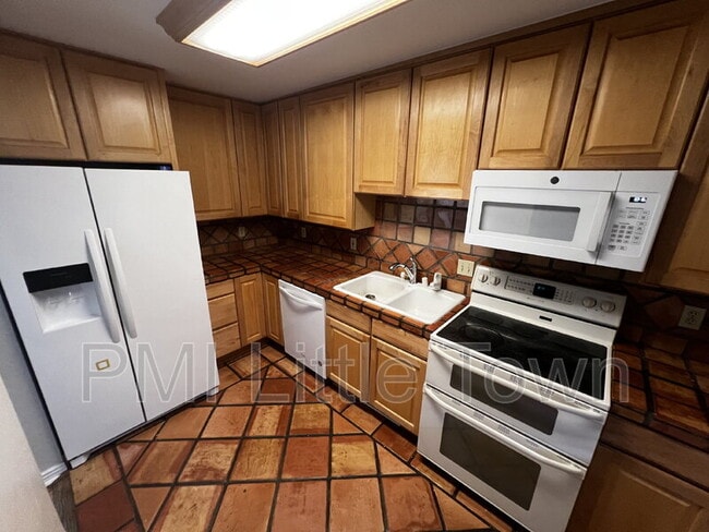 Building Photo - 2487 S Corona St