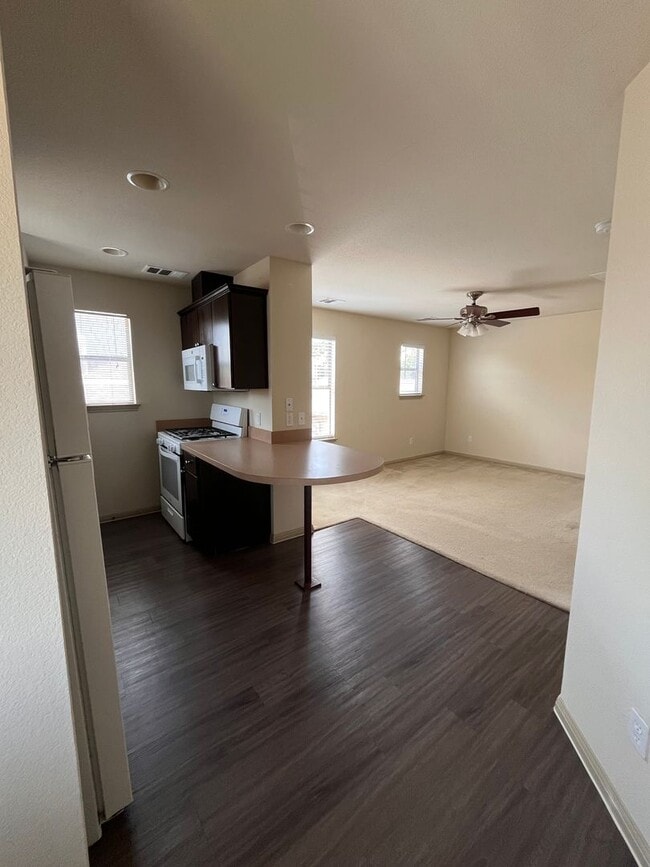 Building Photo - 1bed/1bath Garage Apartment