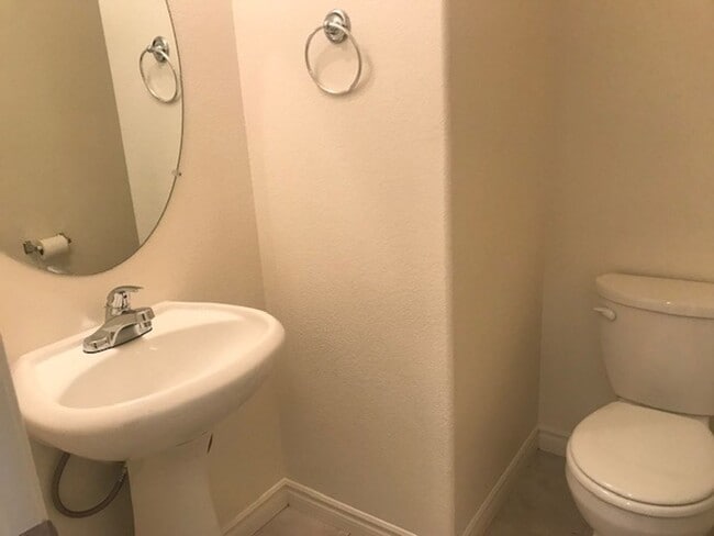Building Photo - 5 Bedroom House! Great Room living space d...