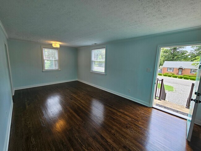 Building Photo - Newly Renovated 3BR/1BA Home - West End - ...
