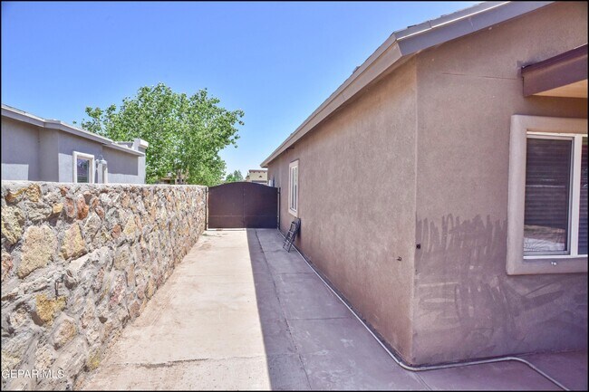 Building Photo - 703 Joe Rodriguez Dr