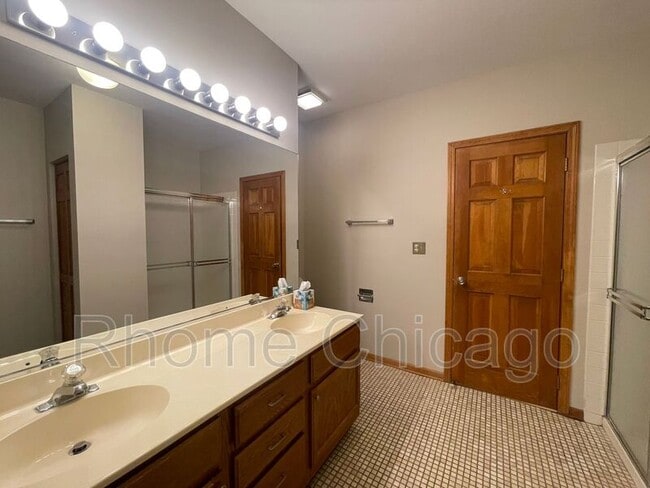Building Photo - 519 W Parkside Dr