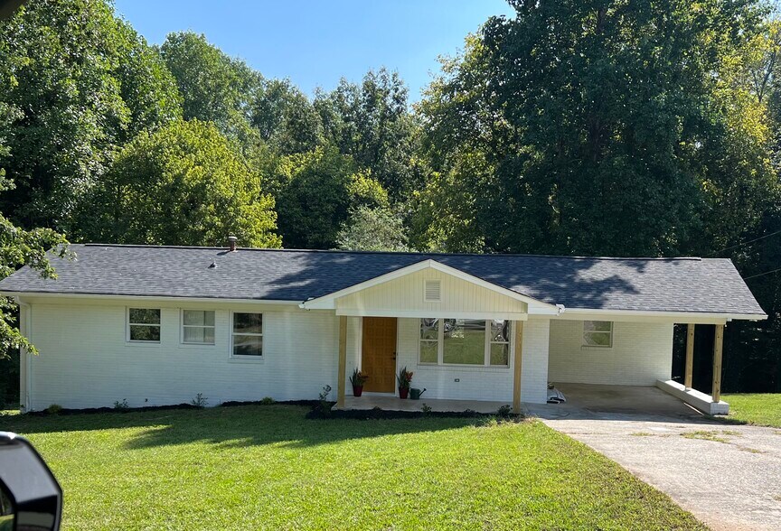 Mid-century modern painted white brick ranch. - 4454 Roberta Cir
