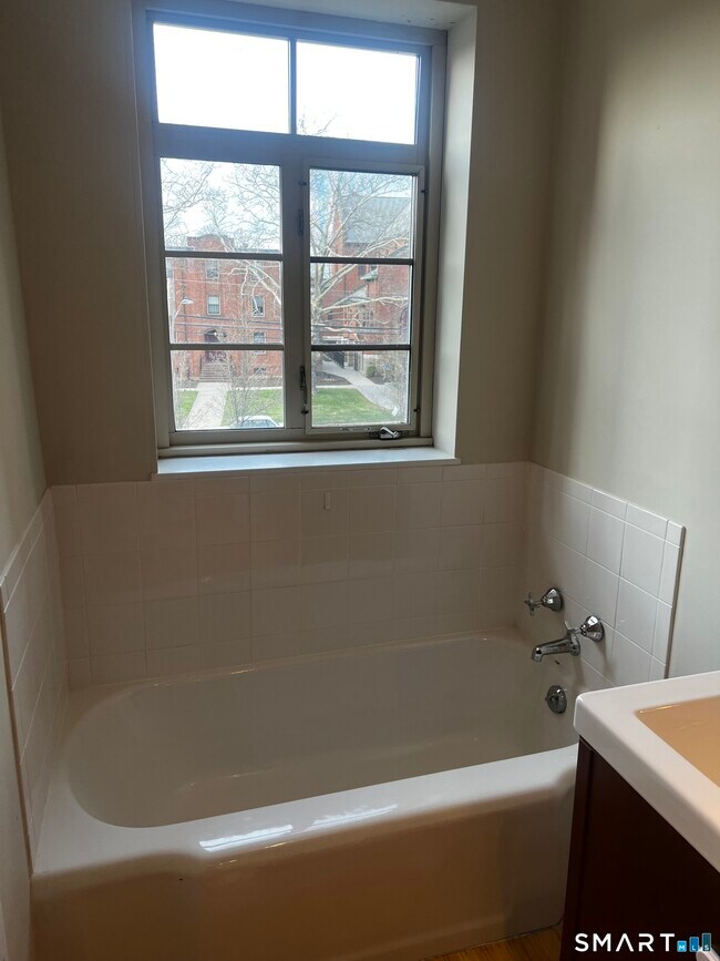 Building Photo - 869 Farmington Ave