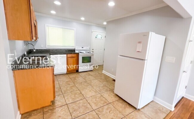 Building Photo - 2 Bed/1 Bath Home with Garage / Available Now!