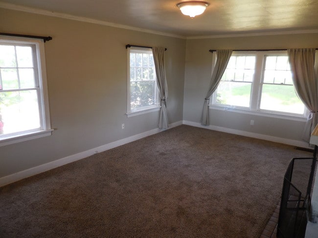 Building Photo - 16093 SW Roy Rogers Rd