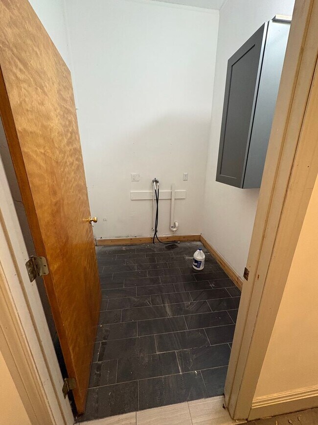 Building Photo - 110 W Summit Hill Dr SW