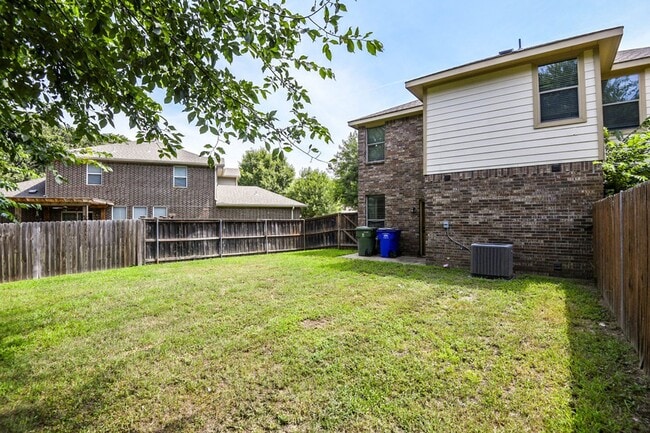 Building Photo - NICE 3 BEDROOM 2.5 BATH TOWNHOUSE LOCATED ...