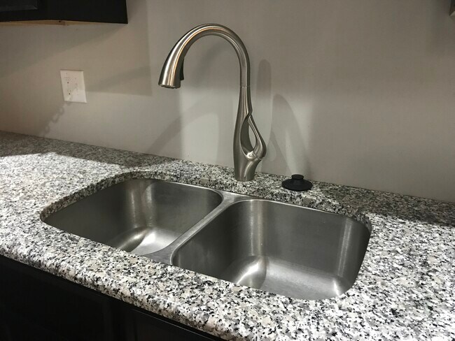 Building Photo - 626 S Main St