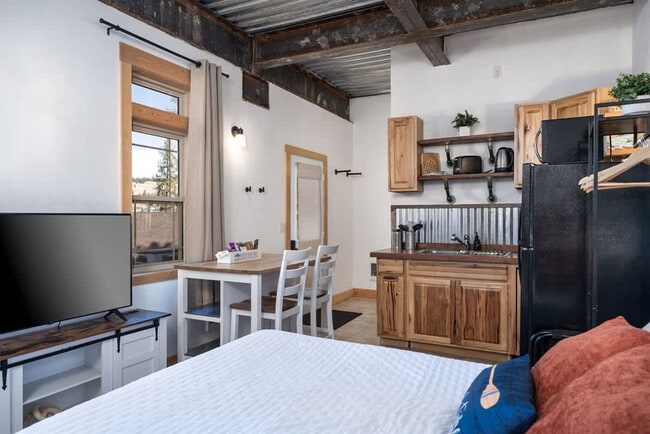 Building Photo - 402 N Foys Lake Dr