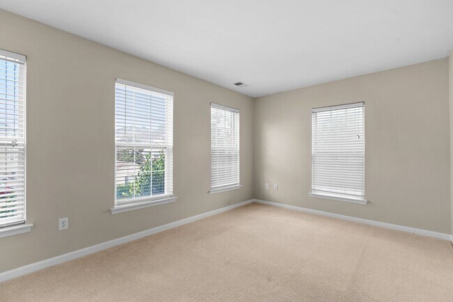 Building Photo - 2 Bed 2.5 Bath - Lakelands Townhome - Deta...