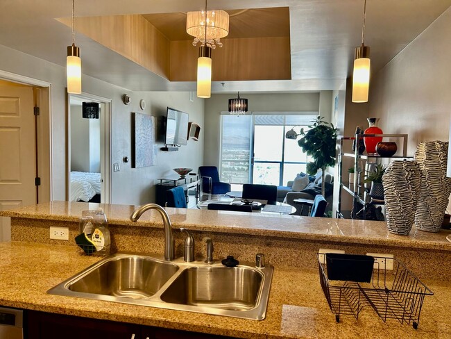 Building Photo - Hi Rise One Bedroom Condo