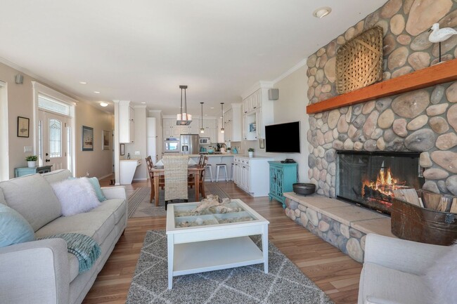 Building Photo - Spectacular Water Front Home With a Short Term  Lease to Start!