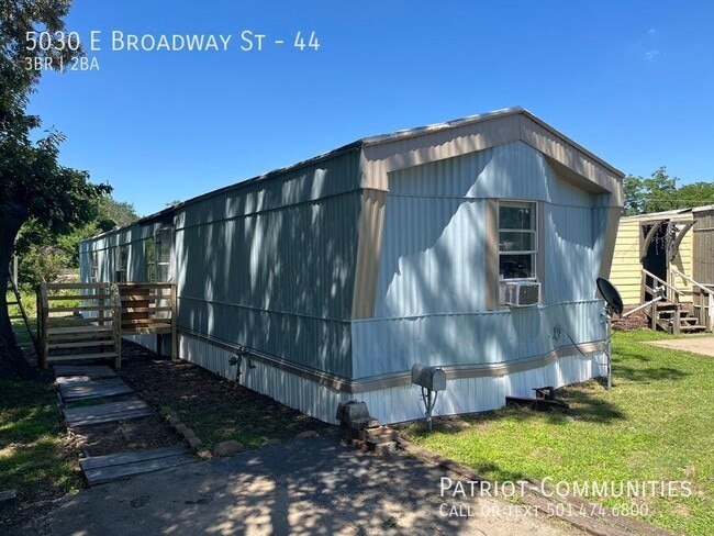 Primary Photo - 5030 E Broadway St