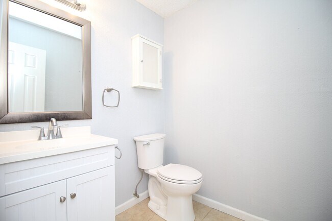 Building Photo - Spacious 3-Bedroom, 1.5-Bath Townhome in Gulf Breeze Near Top-Rated Schools, Beaches, and Gulf Br...