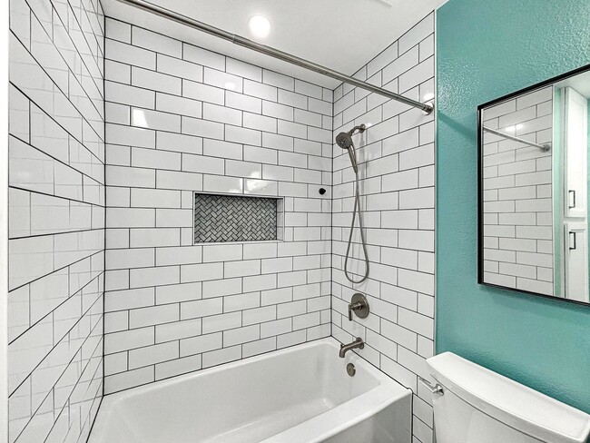 Building Photo - Stunning 2BD/2BA Condo in University Heigh...
