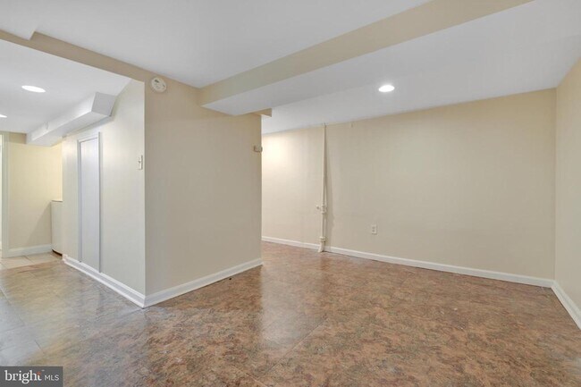 Building Photo - 618 Columbia Rd NW