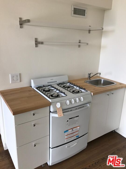 Building Photo - 241 Rees St