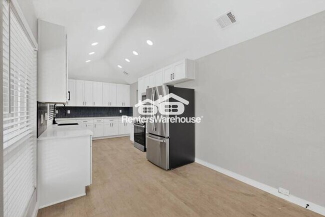 Building Photo - Renovated home in Plano Ready to Be Your Home