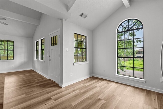 Building Photo - 310 Lakeside Dr