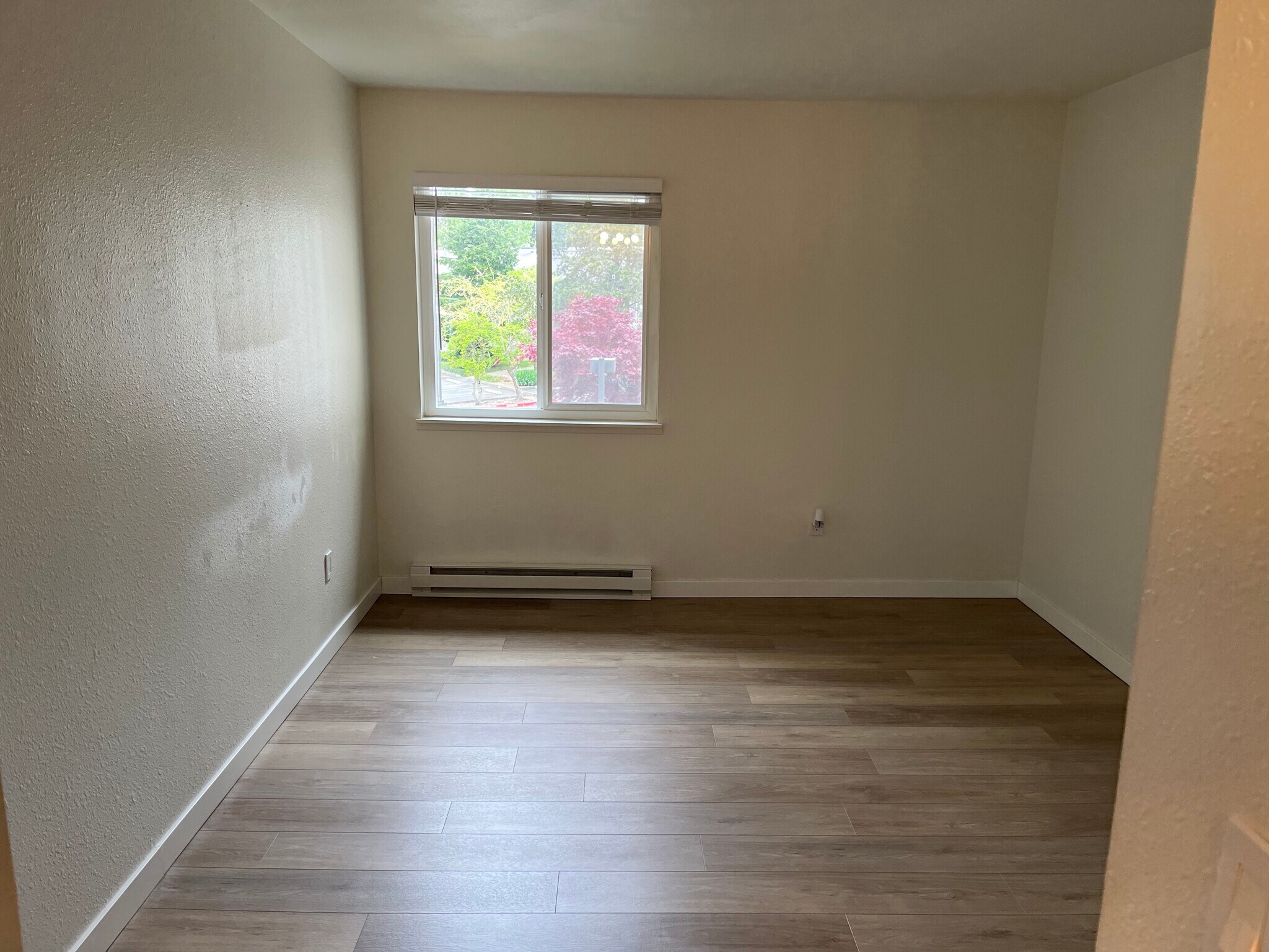 Master Bedroom w/ Window - 12429 NE 130th Ct