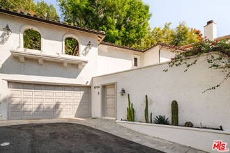 Building Photo - 8706 Sunset Plaza Pl