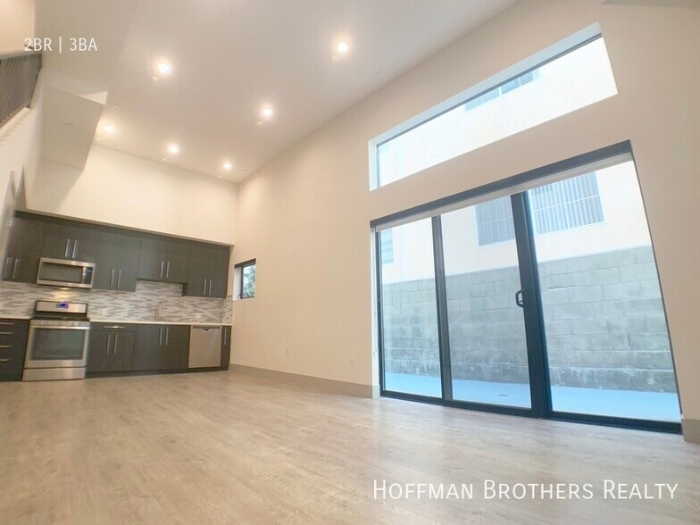 Building Photo - 115 S St Andrews Pl