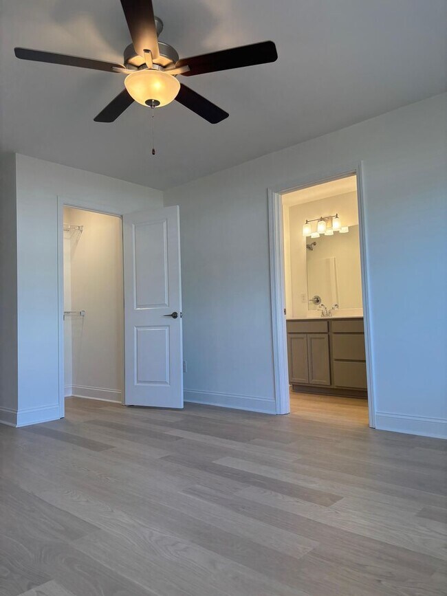 Building Photo - Knoxville 37920 - 3 bedroom 2.5 bath - cal...