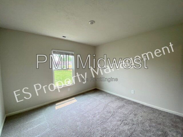 Building Photo - 2913 W Kings Cyn Dr