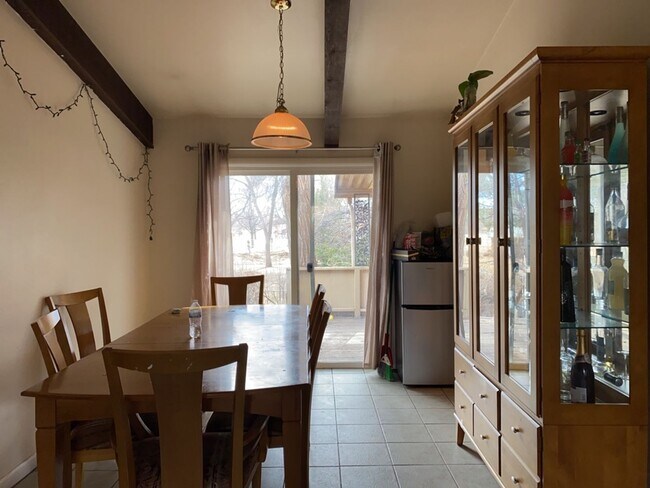 Building Photo - STUDENTS WELCOME! Sprawling 6 Bed / 3 Bath Home Near College and Drake