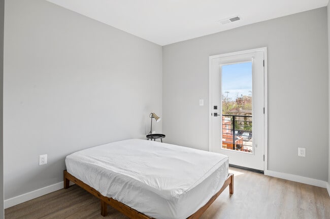 Building Photo - Euclid (Furnished Rooms)