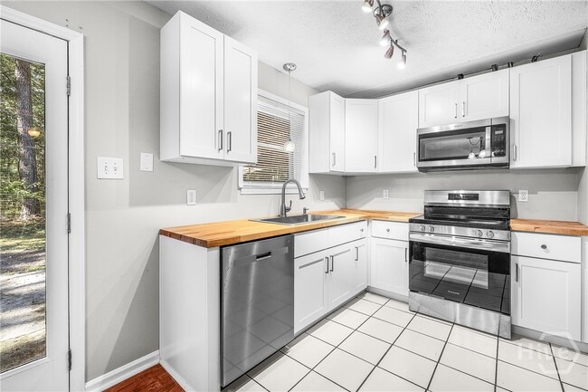 Building Photo - 615 W Tietgen St