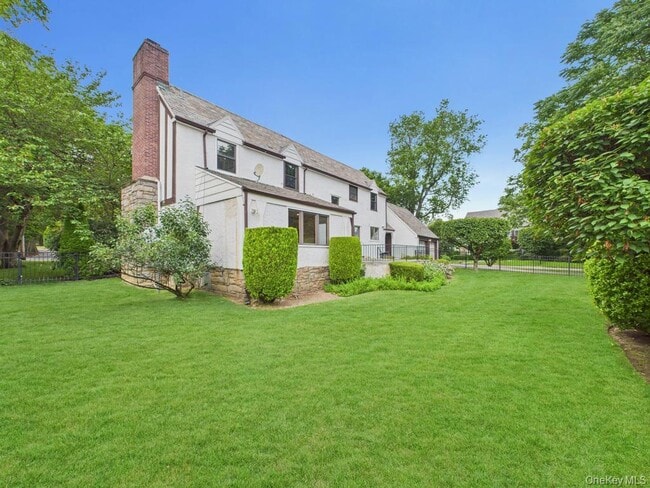 Building Photo - 75 Lord Kitchener Rd