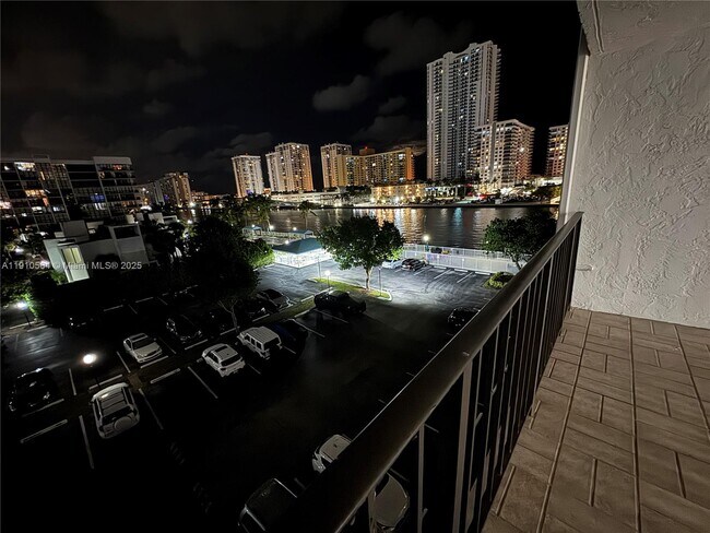 Building Photo - 800 Parkview Dr