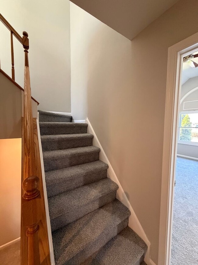 Building Photo - 3BR - WOODED VIEWS • FINISHED BASEMENT • BONUS LOFT • TE SCHOOL DISTRICT