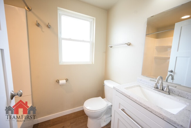 Building Photo - 2022 Terry Ln