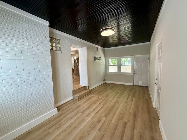 Building Photo - Charming 2BR/1BA Home in Kirkwood – Renova...
