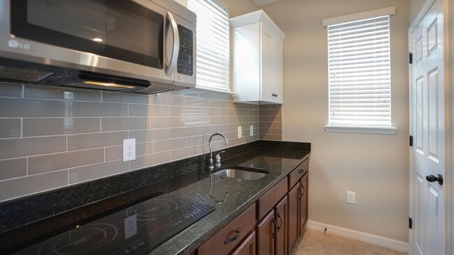 Building Photo - 12663 Salomon Cove Dr