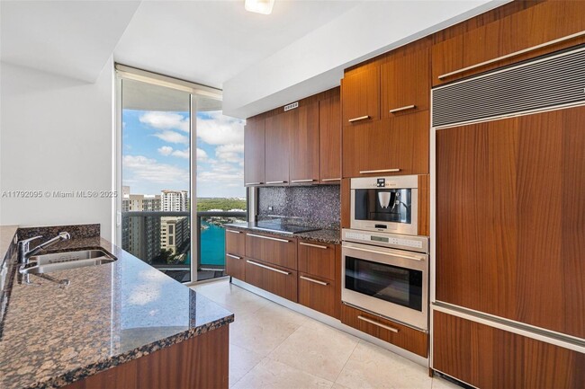 Building Photo - 16001 Collins Ave