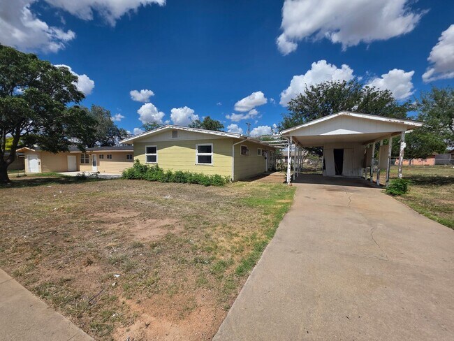 Building Photo - 3 Bed / 1 Bath Gem with Fenced Yard & Carport!