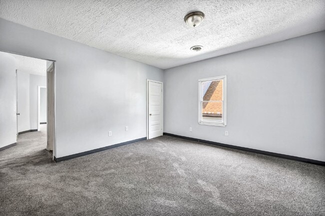 Building Photo - Spacious 5 Bedroom - Vouchers Accepted