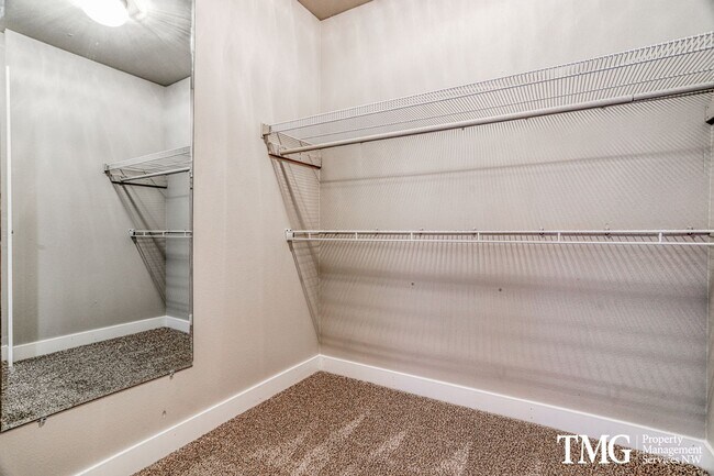 Building Photo - **MI Special: Feb Rent Free!!** 4 Bed 2.5 Bath Home Near Parks, Shopping, and Dining. Main Level ...