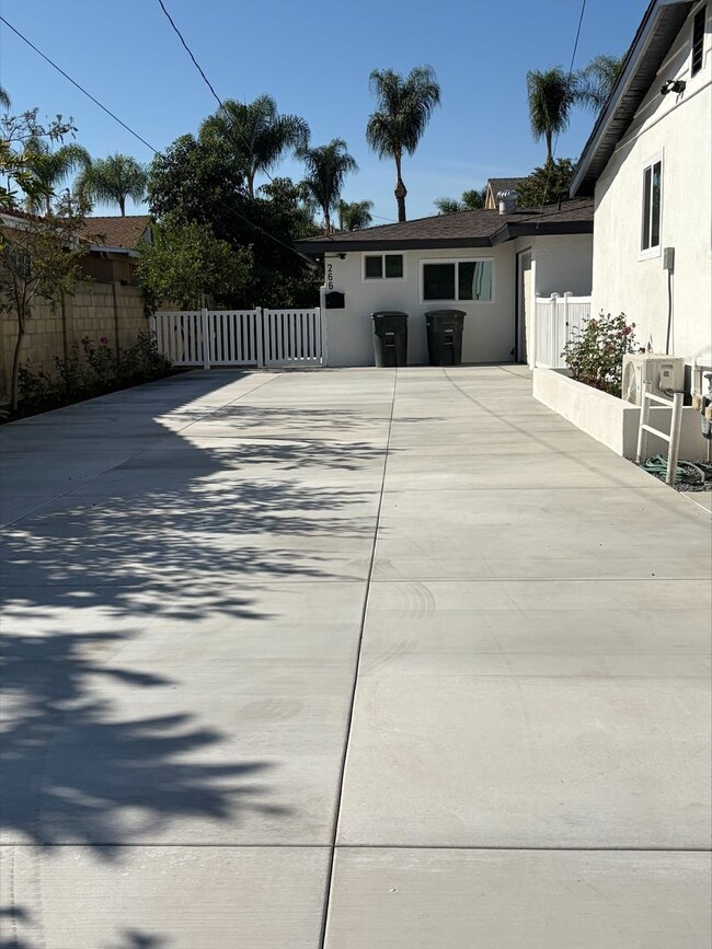 Building Photo - Beautifully Remodeled 2 Bed / 1 Bath Home ...