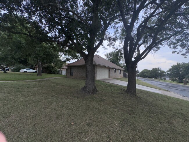 Building Photo - 1801 Thomas Ct