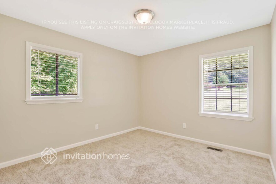 Building Photo - 2045 Devore Dr SW