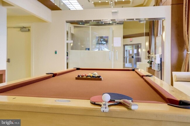 Building Photo - Welcome home to one of Arlington's most sought after neighborhoods.