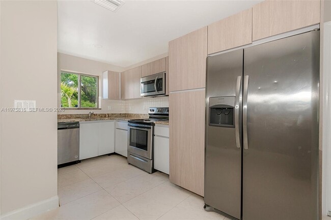 Building Photo - 815 NW 3rd Ave